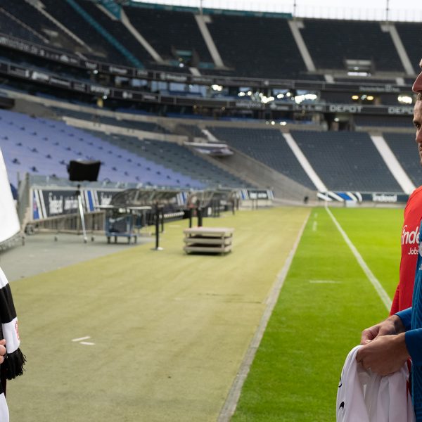  Ingrid und die Eintracht-Stars beim Werbedreh. (Foto: Indeed)