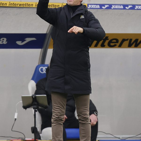  Eintracht-Trainer Adi Hütter machen die Schlagzeilen um Vorstand Sport Fredi Bobic keine Sorgen: 