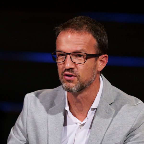  Fredi Bobic darf die SGE nicht ohne Weiteres verlassen. (Bild: IMAGO / Martin Hoffmann)