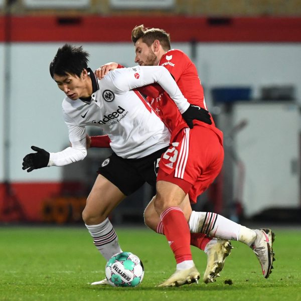 Auf die SGE wartet ein Spiel mit vielen Zweikämpfen. Daichi Kamada (links) wird voraussichtlich auflaufen können, bei SGE-Sommer-Neuzugang Christopher Lenz (rechts) wird es knapp. (Bild: (M. Koch/imago)