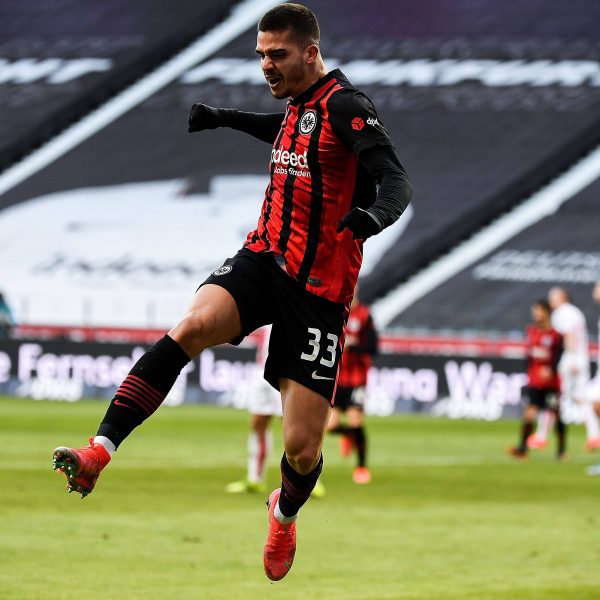  Bodenständig abgehoben - André Silva überragt derzeit alles am Main (Quelle: IMAGO / Jan Huebner)