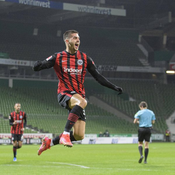  Hier war die Welt noch in Ordnung: André Silva bejubelt seinen Führungstreffer(Bild: imago images / Sven Simon)