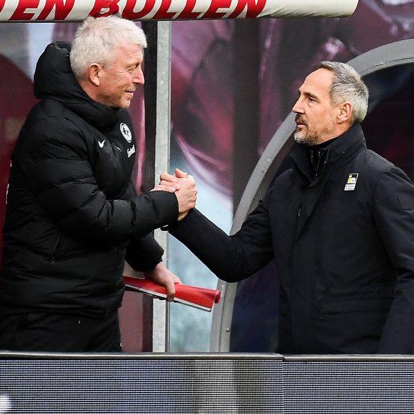  Adi Hütter (rechts) und Co-Trainer Armin Reutershahn freuen sich über einen gewonnen Zähler in Leipzig. (Bild: IMAGO / Jan Huebner)