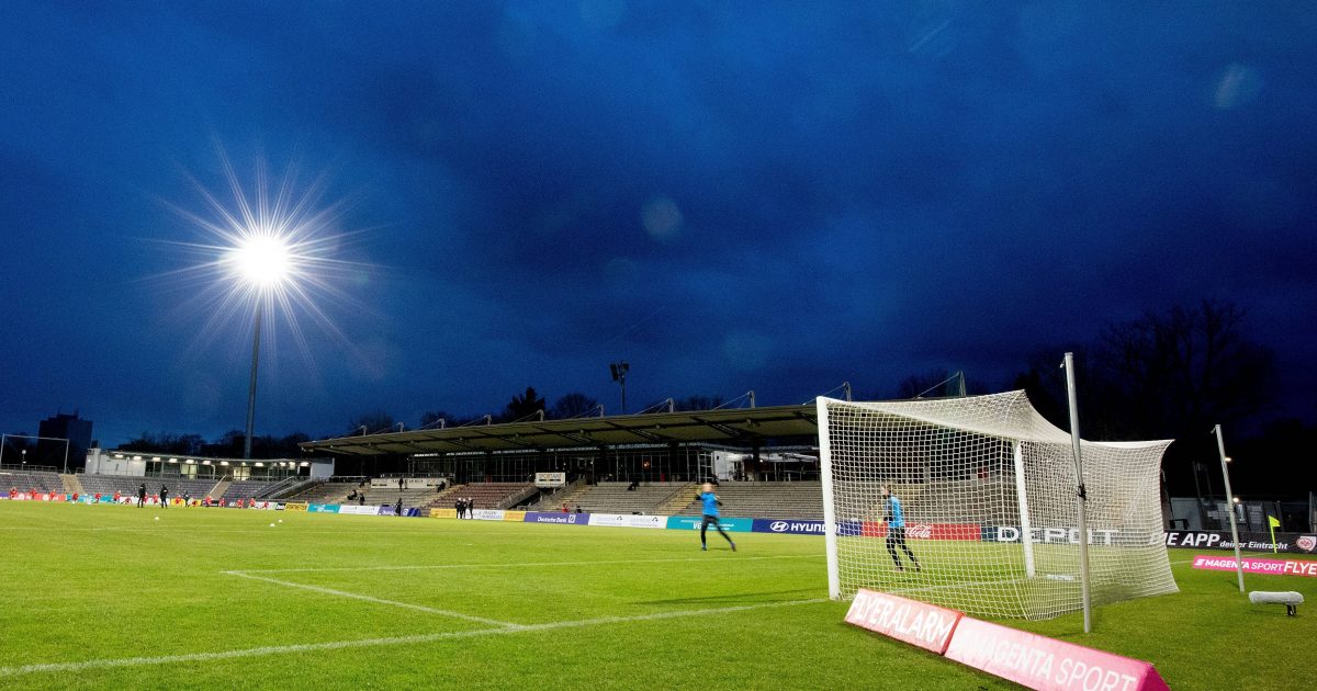  Im Stadion am Brentanobad bleibt am Mittwochabend das Flutlicht aus. (Bild: IMAGO / HMB-Media)