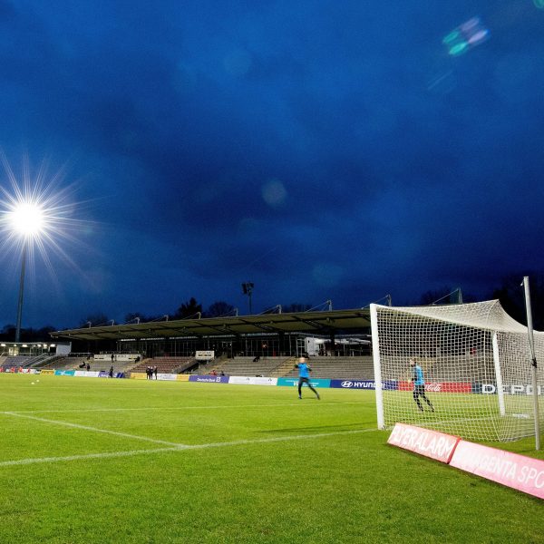  Im Stadion am Brentanobad bleibt am Mittwochabend das Flutlicht aus. (Bild: IMAGO / HMB-Media)