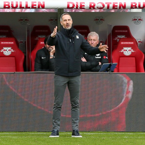  Eintracht-Trainer Adi Hütter musste gegen Leipzig umstellen und versuchte es mit Daichi Kamada auf der rechten Abwehrseite. Der Cheftrainer der SGE hatte während des Spiels einiges zu tun, um seine Mannschaft in die neue Formation zu coachen. (Bild: imago images / Picture Point LE)