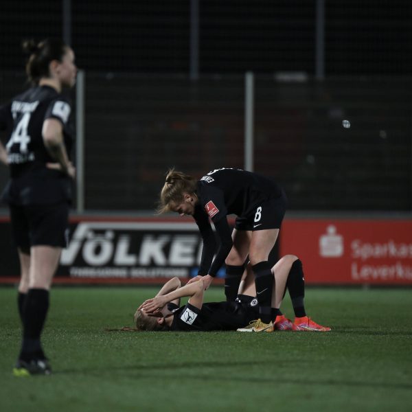  Nach der bitteren Niederlage in Leverkusen waren die Adlerträgerinnen sichtlich enttäuscht. (Bild: IMAGO / Hartenfelser)