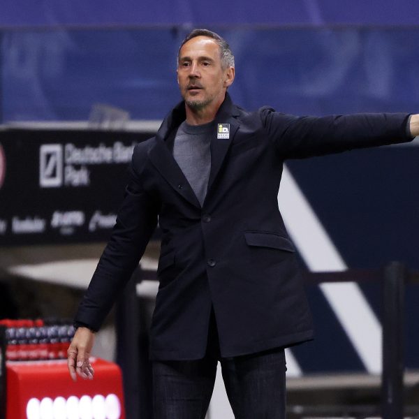  Hat mit seiner Mannschaft beim Sieg gegen Augsburg zurück in die Spur gefunden und will weiter in Richtung Champions League: Eintracht-Trainer Adi Hütter.