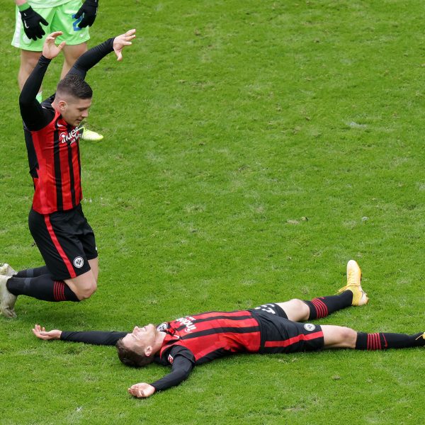  Erik Durm jubelt über seinen einzigen Treffer im SGE-Trikot.