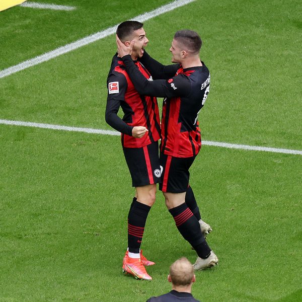  André Silva und Luka Jovic jubeln zusammen. Bald könnten sie die Arbeitgeber wechseln. (Foto: Heiko Rhode)