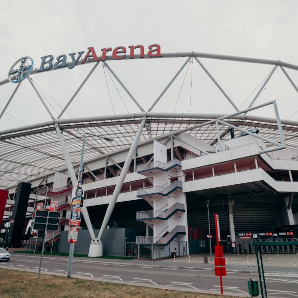  Vor der BayArena trafen Anhänger der SGE und Leverkusen aufeinander. (Foto: IMAGO / Vitalii Kliuiev)