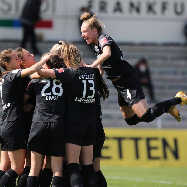  Die Adlerträgerinnen bejubeln das entscheidende 2:1 gegen Freiburg. (Bild: IMAGO / Hartenfelser)