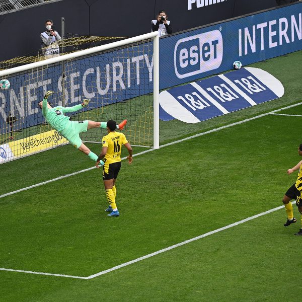 Der Dortmunder Nico Schulz brachte die SGE mit einem Eigentor in Führung. (Bild: IMAGO / Poolfoto)