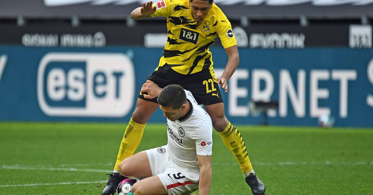  Luka Jovic und Jude Bellingham im Duell. Jovic bereitete zudem das entscheidende Tor zum 2:1 mit seinem starken Lauf vor und wurde so ebenfalls zum Schlüsselspieler der Partie. (Bild: imago images / Poolfoto)