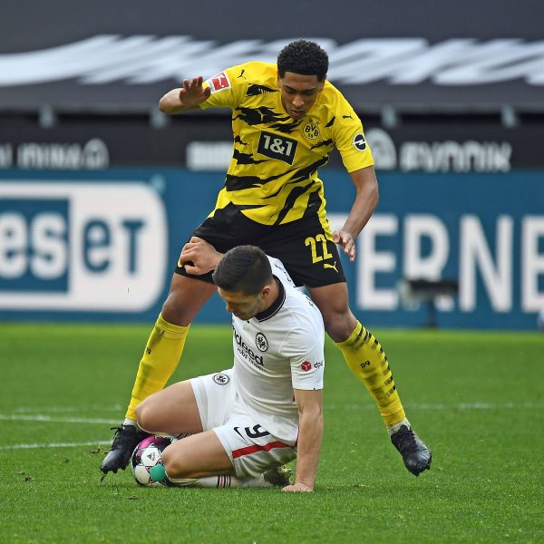  Luka Jovic und Jude Bellingham im Duell. Jovic bereitete zudem das entscheidende Tor zum 2:1 mit seinem starken Lauf vor und wurde so ebenfalls zum Schlüsselspieler der Partie. (Bild: imago images / Poolfoto)