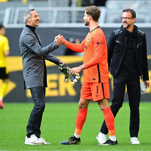  Eintracht-Trainer Adi Hütter sah gegen Dortmund eine starke Leistung bei Torwart Kevin Trapp. Das freute auch Sportvorstand Fredi Bobic. (Bild: IMAGO / Poolfoto)
