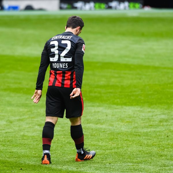  Pure Enttäuschung beim spät eingewechselten Amin Younes, der die Niederlage auch nicht mehr abwenden konnte. Spieler wie Younes sind es nun, die mit ihrem Kämpferherz die Mannschaft mitreißen müssen, um den großen Traum der erstmaligen Champions League Qualifikation zu verwirklichen. (Bild: imago images / Eibner)