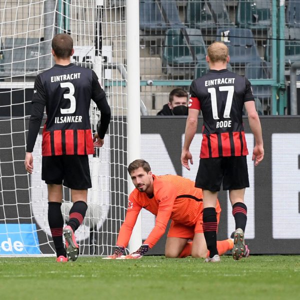  Hängende Köpfe bei den SGE-Spielern nach der 0:4-Pleite bei Borussia Mönchengladbach. (Bild: IMAGO / Team 2)