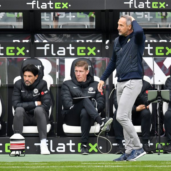  Eintracht-Trainer Adi Hütter fasste sich bei der Niederlage in Mönchengladbach wohl nicht nur einmal an den Kopf. (Bild: IMAGO / Ulrich Hufnagel)