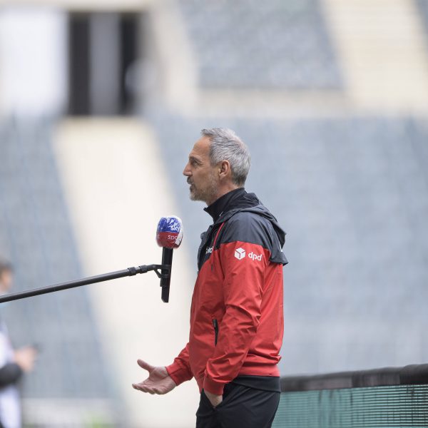  Musste sich zuletzt öfters rechtfertigen: Eintracht-Trainer Adi Hütter. (Bild: IMAGO / Sven Simon)