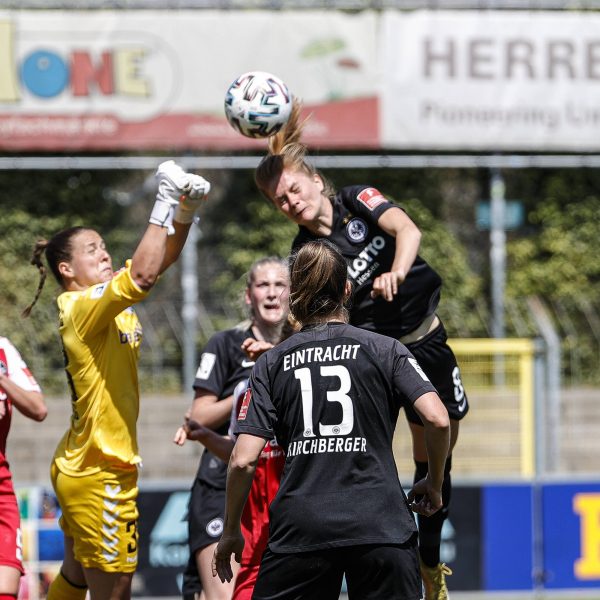  Noch keine Tore in einer umkämpften Partie in Freiburg. (Foto: IMAGO / Beautiful Sports)