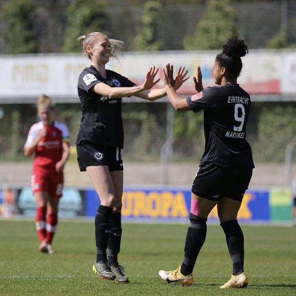  Freuen sich über die nächsten drei Punkte der SGE: Janina Hechler (li.) und Shekiera Martinez. (Foto: IMAGO / Hartenfelser)