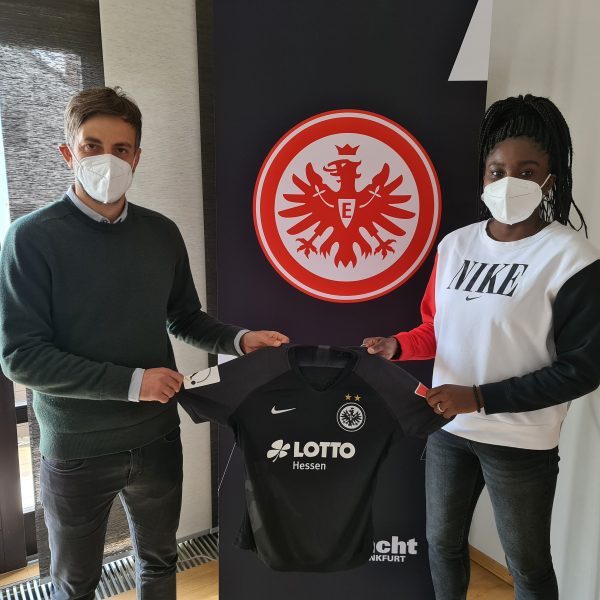  Arbeiten ab Sommer zusammen: SGE-Coach Niko Arnautis (re.) und Stürmerin Nicole Anyomi. (Foto: © Eintracht Frankfurt)