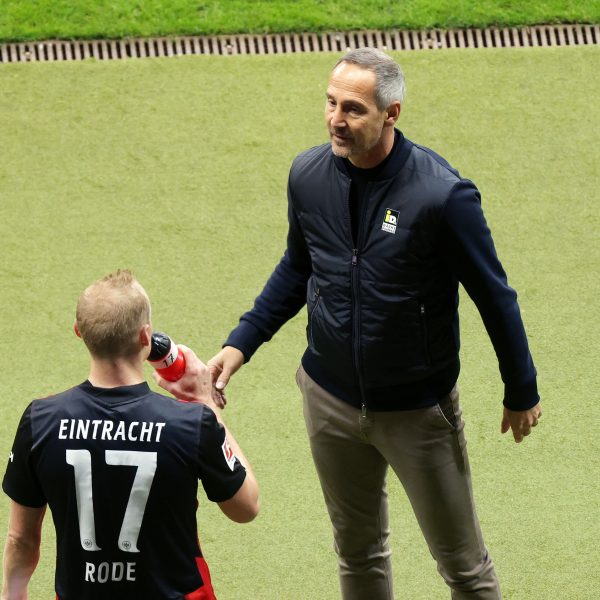  Identifikationsfigur Sebastian Rode glaubt, dass sich die Wechselankündigungen von Trainer Hütter und Sportvorstand Bobic durchaus auf die Leistung der Spieler auswirkten. (Bild: Foto Rhode)