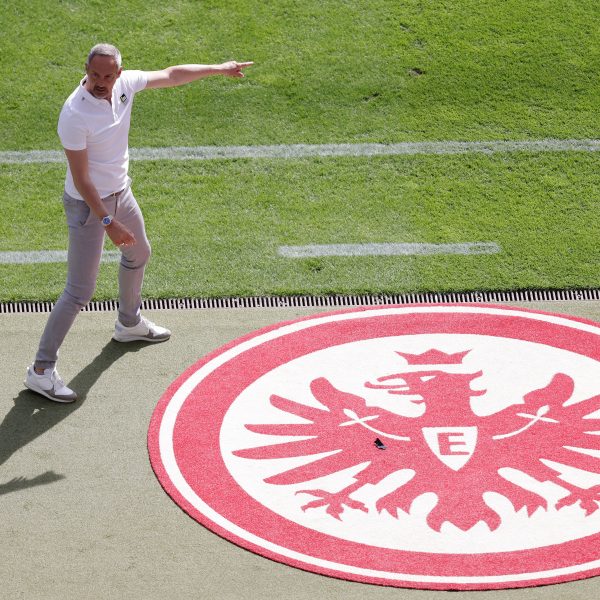  Wenn Worte nichts mehr wert sind, kommen wohl auch Anweisungen nicht mehr an. Die Eintracht hat seit Bekanntgabe des Wechsels von Adi Hütter nicht mehr zur alten Stärke zurückgefunden.(Bild: Heiko Rhode)