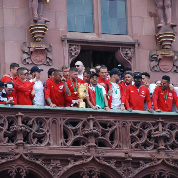  Auf dem Römer ließen sich die Adlerträger damals von ihren Fans feiern. (Foto: privat)