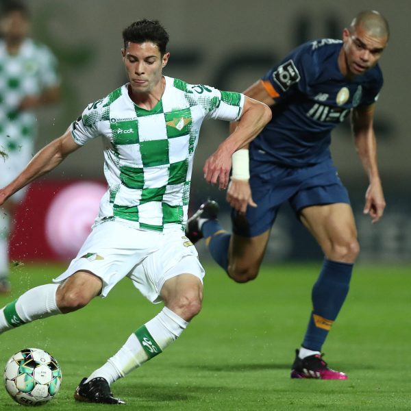  Filipe Soares lässt Pepe stehen. (Foto: IMAGO / GlobalImagens)