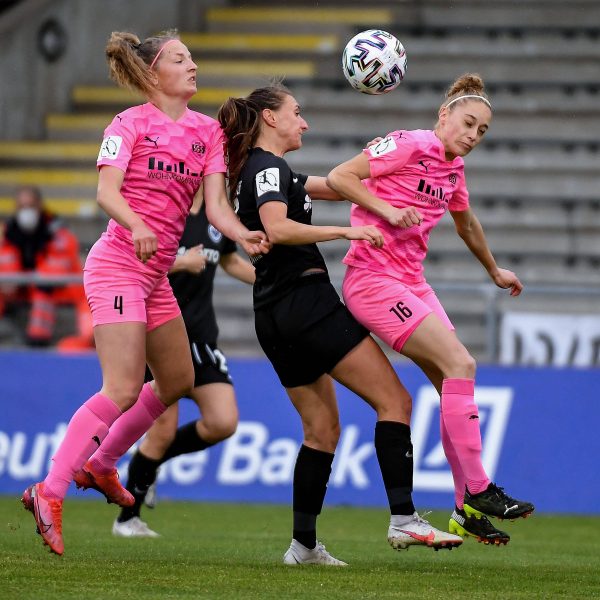  Frankfurts Lara Prasnikar im Luftduell mit zwei Essenerinnen. (Foto: IMAGO / Jan Huebner)