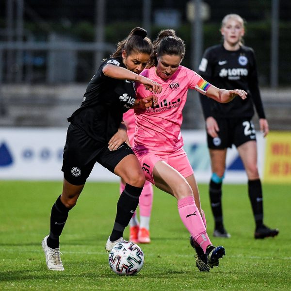  Ein Symbolbild: Die SGE setzt sich gegen Essen durch und holt den Heimsieg. (Foto: IMAGO / Jan Huebner)
