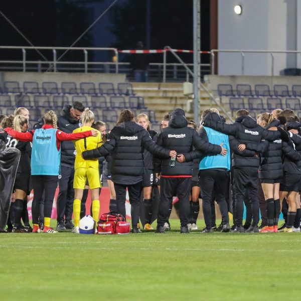  Die Mannschaft von Eintracht Frankfurt bildet eine geschlossene Einheit. (Foto: IMAGO / Eibner)