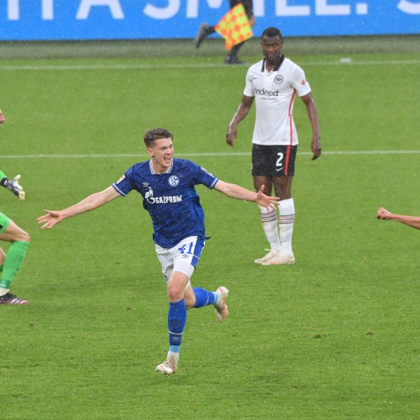  Schalke jubelt, die SGE am Boden. (Foto: IMAGO / Team 2)