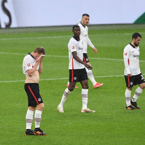  Hängende Köpfe nach dem Schalke-Spiel. Nicht nur bei den Spielern, auch bei den Fans. (Foto: IMAGO / Revierfoto)