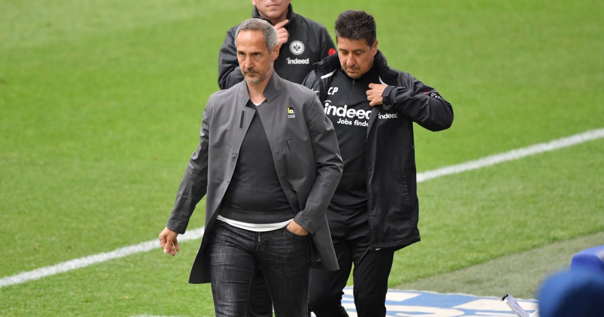 Das Trainerteam der Eintracht verabschiedet sich ohne die Qualifikation für die Champions League aus Frankfurt: Adi Hütter (vorne), Christian Peintinger (Mitte) und Armin Reutershahn. (Bild: IMAGO / Team 2)