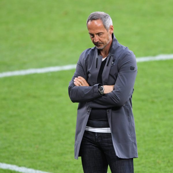  Noch-Eintracht-Trainer Adi Hütter zeigte sich enttäuscht, hatte jedoch kein adäquates Mittel, um den Einbruch zu verhindern. Seit seiner Bekanntgabe des Wechsels, war etwas unwiderruflich kaputt gegangen und alles, was man sich aufgebaut hatte, wurde nach und nach zerstört. (Bild: imago images / Revierfoto)