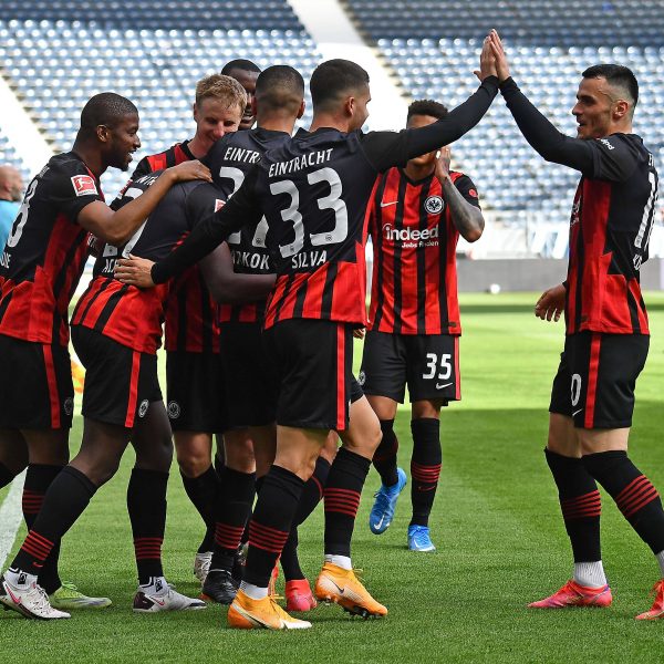  Auch im letzten Spiel gegen den SC Freiburg noch einmal erfolgreich: Top-Vorlagengeber Filip Kostic und Top-Torschütze André Silva. (Bild: imago images / Jan Huebner)