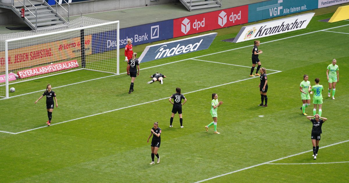  Frankfurt muss sich den Wölfen geschlagen geben. In einer Woche besteht im Pokalfinale die Chance auf Revanche. (Foto: IMAGO / Sports Press Photo)