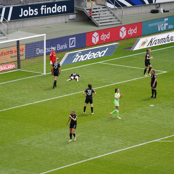  Frankfurt muss sich den Wölfen geschlagen geben. In einer Woche besteht im Pokalfinale die Chance auf Revanche. (Foto: IMAGO / Sports Press Photo)