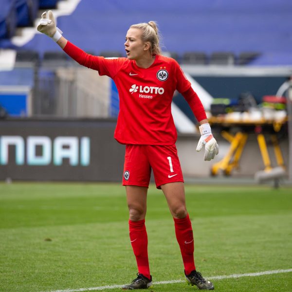  Die aktuelle Nationaltorhüterin Merle Frohms fordert gegen die beinahe übermächtigen Wölfinnen Teamgeist, um das Jahr mit dem Pokalsieg versöhnlich abzuschließen (Bild: imago-Kessler Sportfotografie)