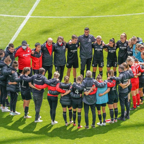  Eintracht Frankfurt zeigte gegen Wolfsburg zwei komplett unterschiedliche Halbzeiten, (Foto: IMAGO / Sports Press Photo)