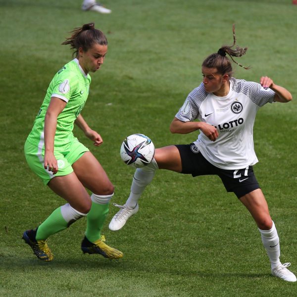  Laura Feiersinger übernahm nach der verletzungsbedingten Auswechslung von Tanja Pawollek die Kapitänsbinde und warf sich in jeden Zweikampf. (Bild: imago/Hartenfelser)