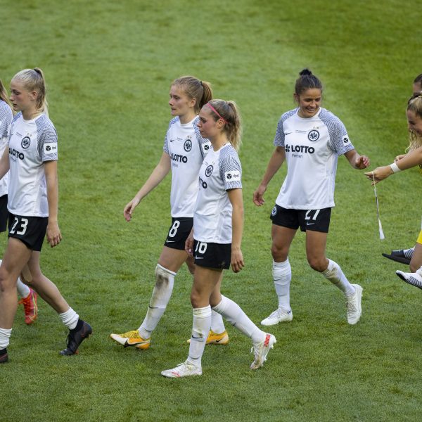  Unmittelbar nach Schlusspfiff überwog die Enttäuschung über den verpassten Pokalsieg. Cara Bösl (gelbes Trikot) musste Tanja Pawollek zur Ehrung der Zweitplatzierten tragen. (Bild: IMAGO / Moritz Müller)