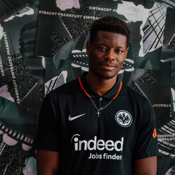  Das neue Heimtrikot der Eintracht getragen von Ragnar Ache (Foto: Eintracht Frankfurt)
