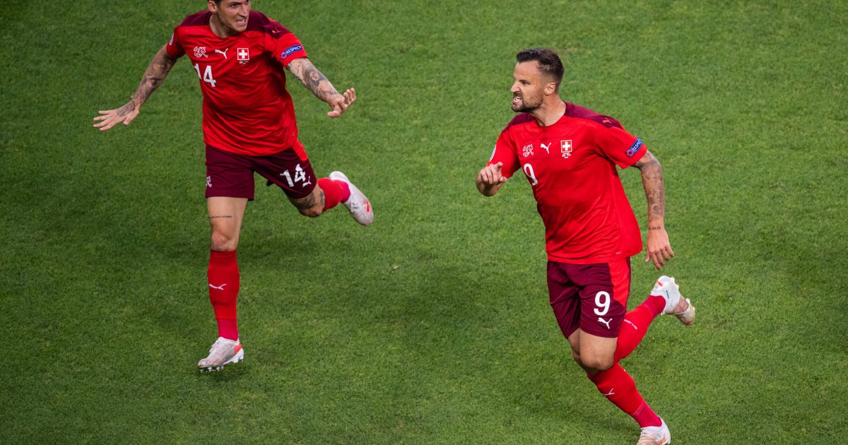 Adlerträger Steven Zuber jubelt mit Ex-Adler Seferovic für die Schweiz (Quelle: IMAGO / Just Pictures)