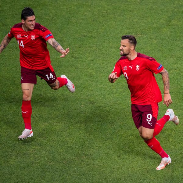  Adlerträger Steven Zuber jubelt mit Ex-Adler Seferovic für die Schweiz (Quelle: IMAGO / Just Pictures)