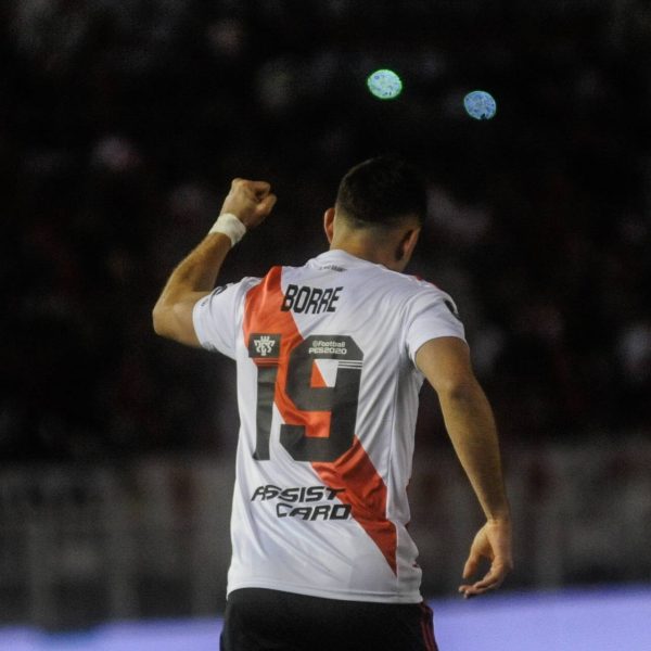  Rafael Santos Borré soll sich bereits in Frankfurt befinden. (Bild: IMAGO / Fotoarena)