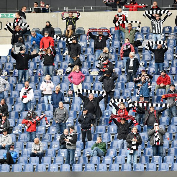  Wie viele Zuschauer werden am Samstag in den Deutsche Bank Park gelassen? (Bild: IMAGO / Revierfoto)